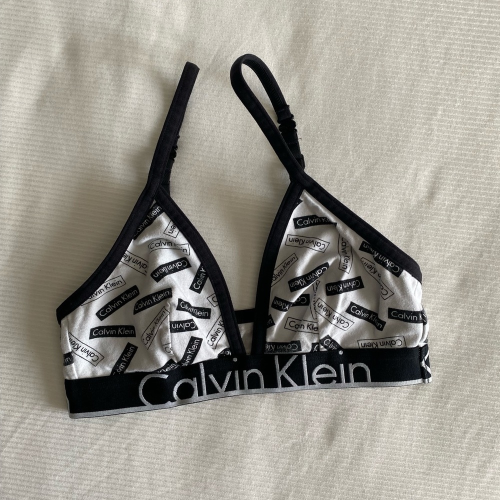 Calvin Klein - Picture 3 of 5